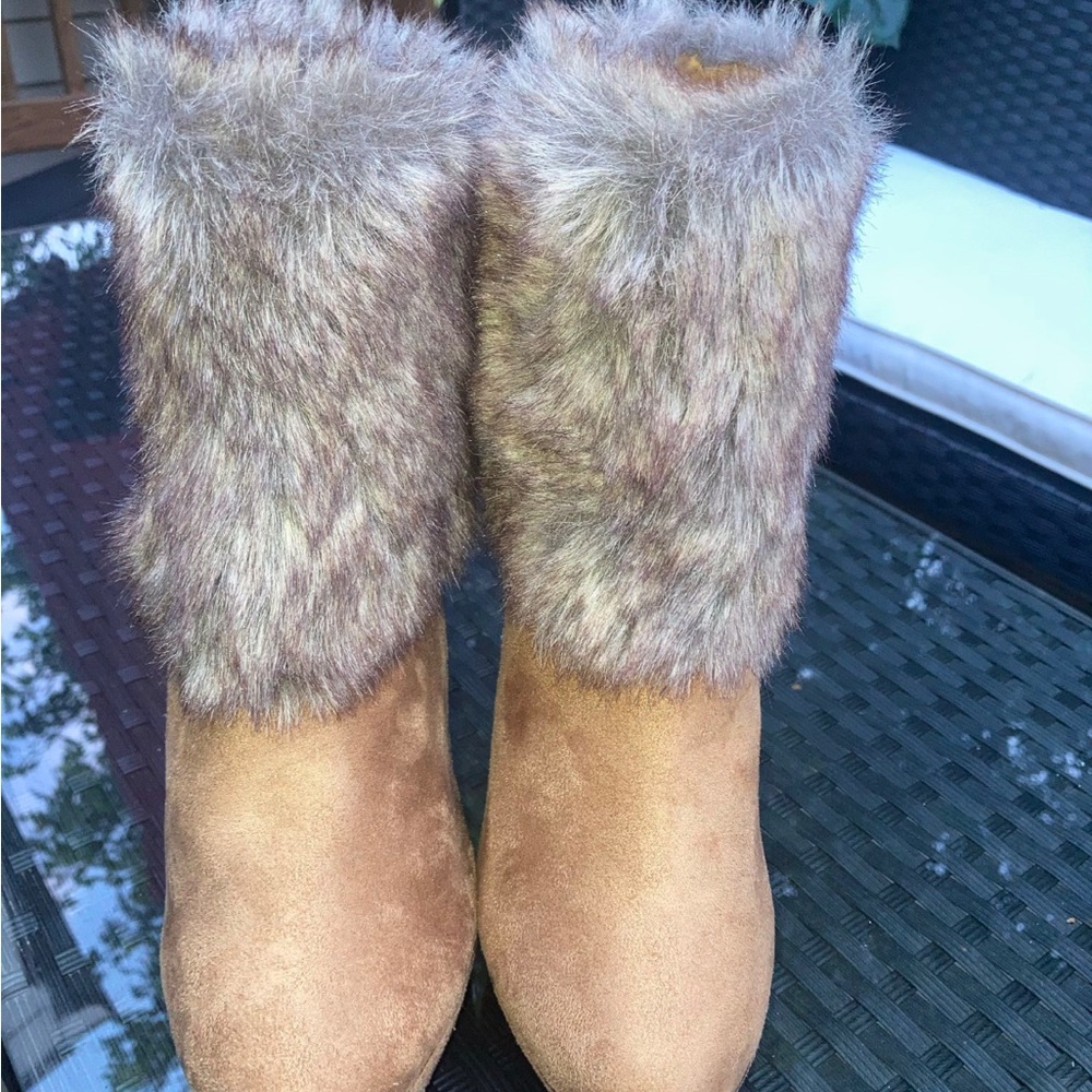 Glaze suede fur boots Size 9